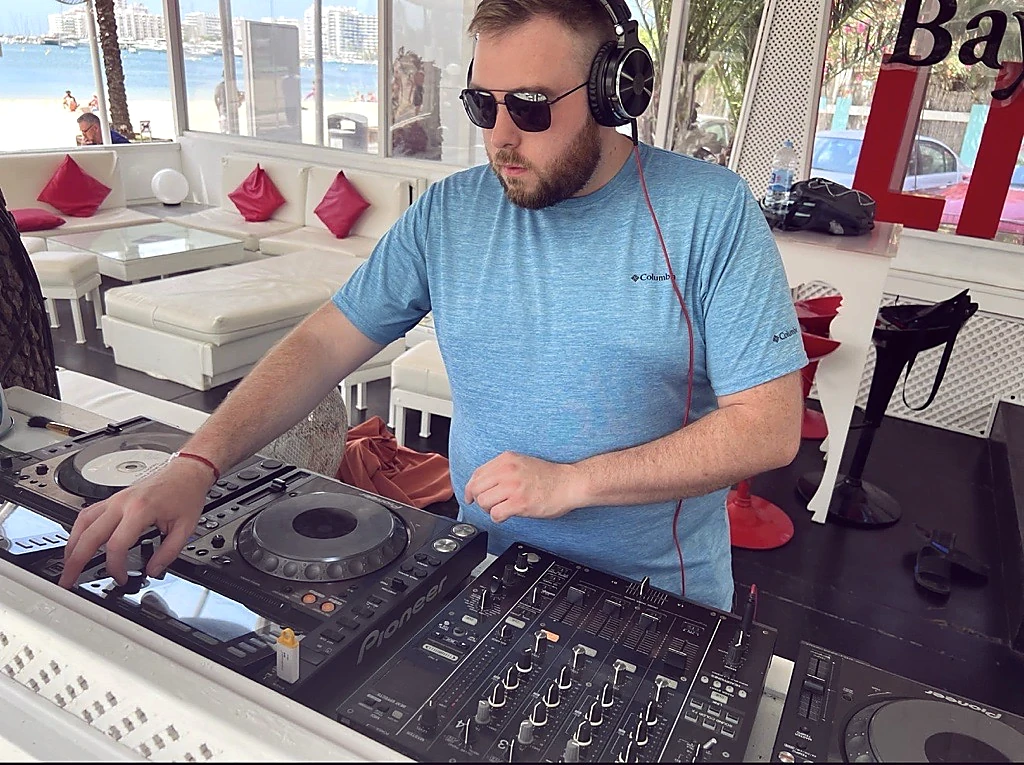Paulyy Pudd DJing at a beachfront venue
